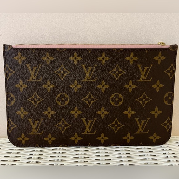 SOLD Louis Vuitton Neverfull Monogram Pochette with Rose Ballerine interior. - Picture 2 of 9